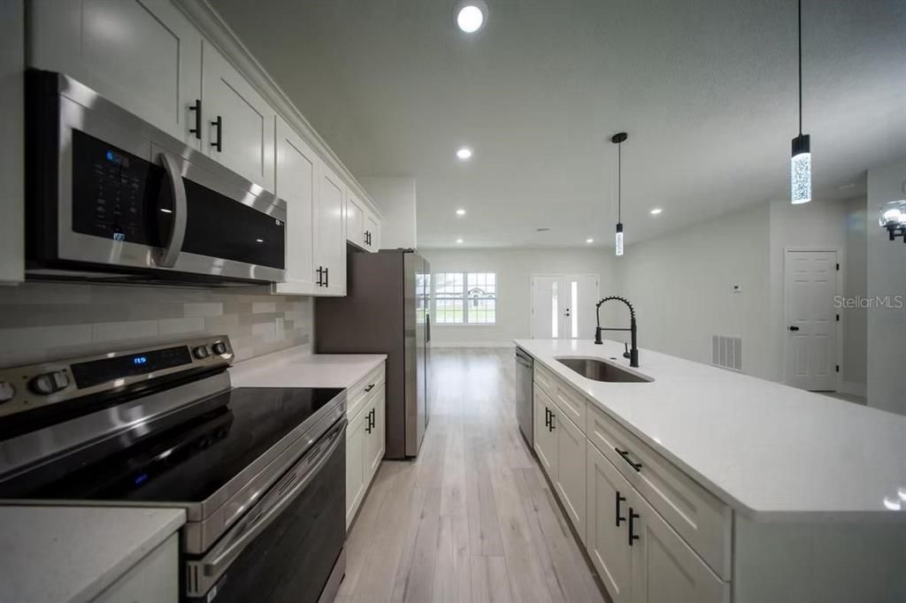 Active With Contract: $265,900 (3 beds, 2 baths, 1529 Square Feet)