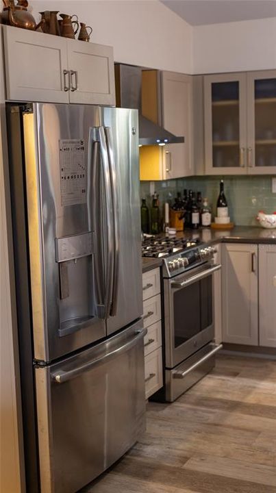 For Sale: $719,000 (2 beds, 2 baths, 1296 Square Feet)