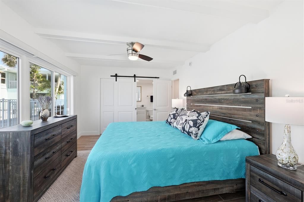 На продажу: $1,755,000 (2 спален, 2 ванн, 1098 Квадратных фут)