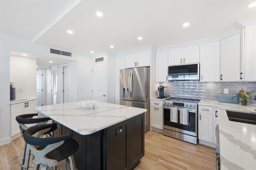 На продажу: $1,755,000 (2 спален, 2 ванн, 1098 Квадратных фут)