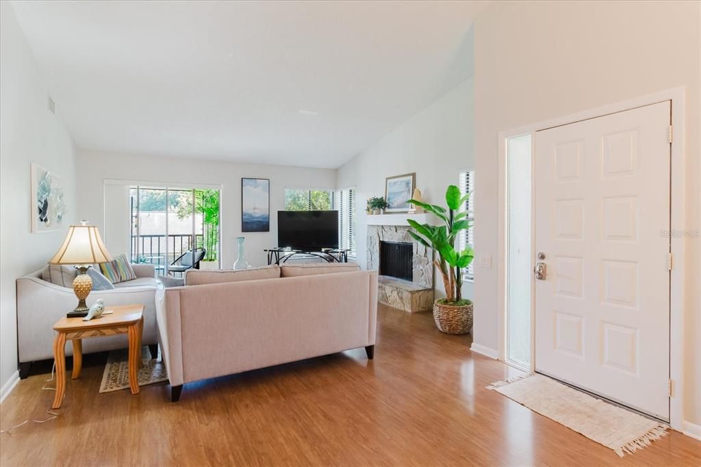 For Sale: $298,500 (2 beds, 2 baths, 1190 Square Feet)
