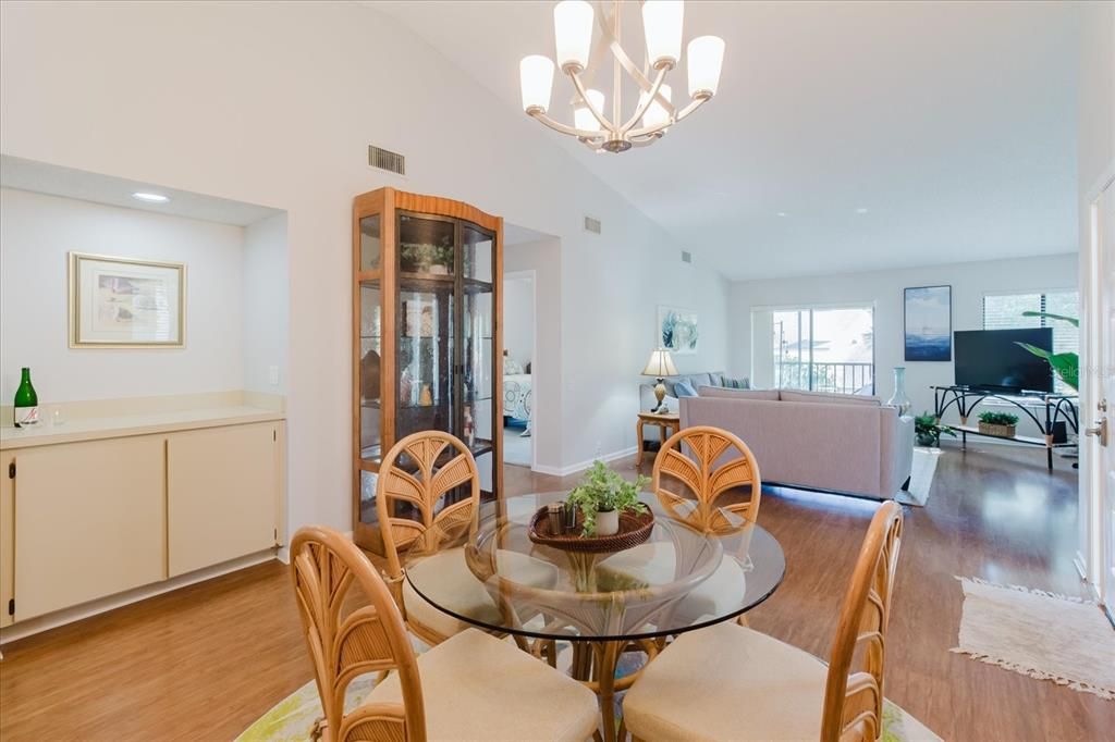 For Sale: $298,500 (2 beds, 2 baths, 1190 Square Feet)