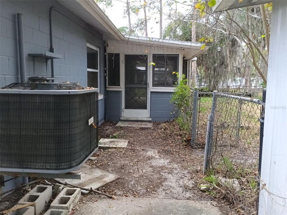 For Sale: $99,000 (3 beds, 2 baths, 1086 Square Feet)