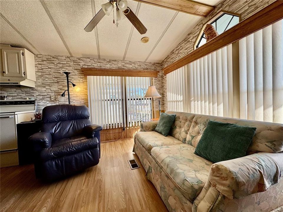 For Sale: $87,000 (1 beds, 1 baths, 670 Square Feet)