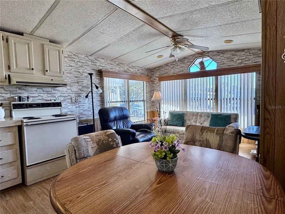 For Sale: $87,000 (1 beds, 1 baths, 670 Square Feet)