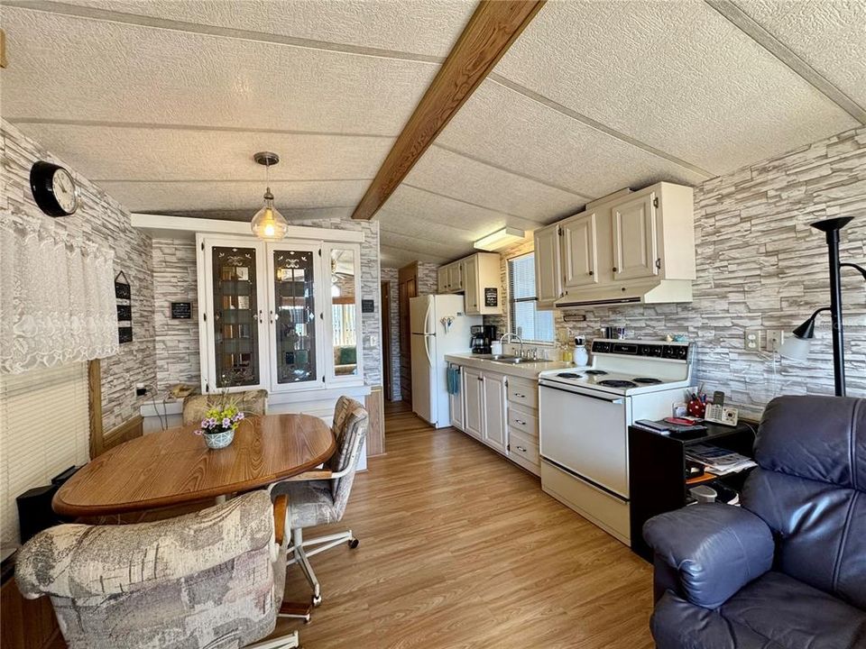 For Sale: $87,000 (1 beds, 1 baths, 670 Square Feet)