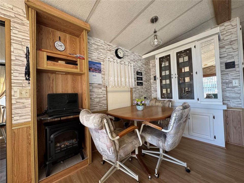 For Sale: $87,000 (1 beds, 1 baths, 670 Square Feet)