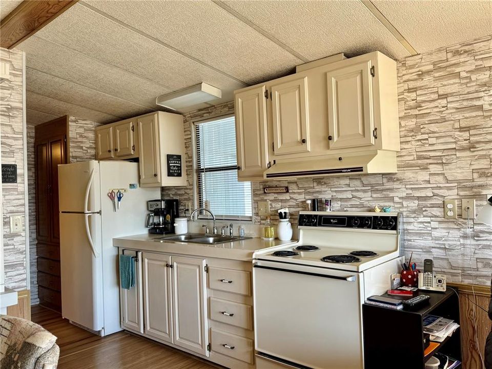 For Sale: $87,000 (1 beds, 1 baths, 670 Square Feet)