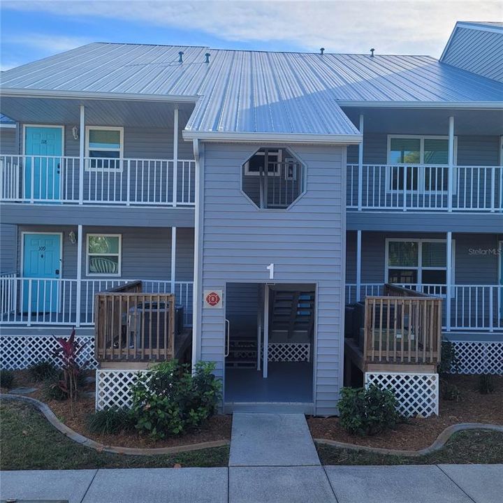 For Sale: $299,900 (2 beds, 2 baths, 1120 Square Feet)