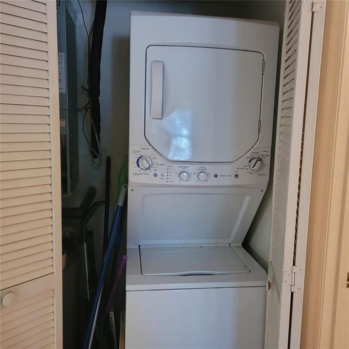 For Sale: $299,900 (2 beds, 2 baths, 1120 Square Feet)