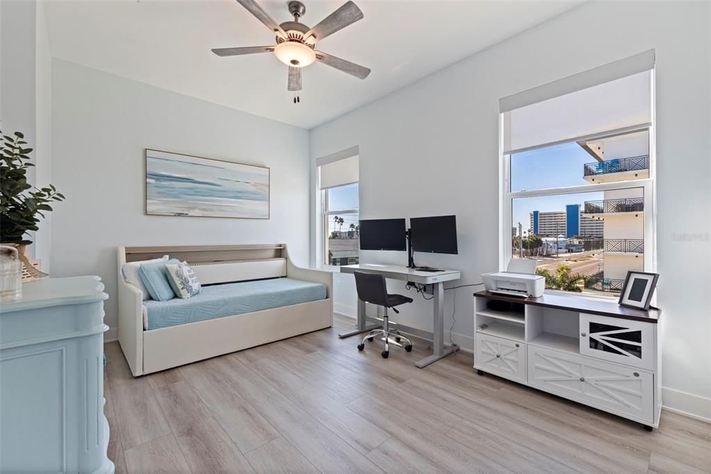 For Sale: $1,139,000 (3 beds, 3 baths, 1727 Square Feet)