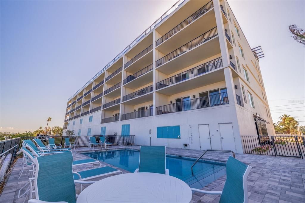 For Sale: $1,139,000 (3 beds, 3 baths, 1727 Square Feet)
