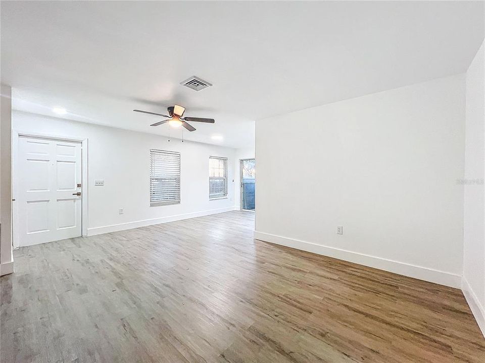 Active With Contract: $149,900 (3 beds, 2 baths, 1272 Square Feet)