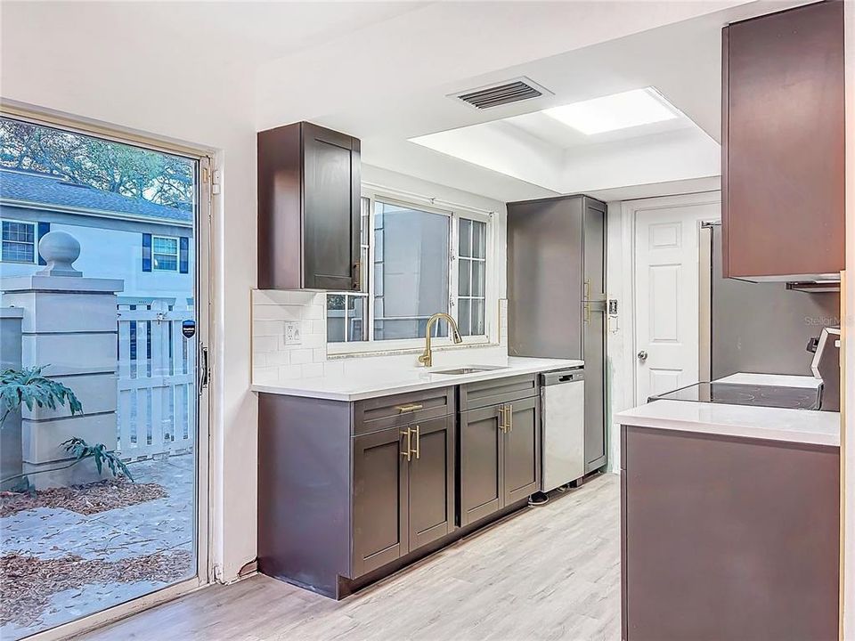 Active With Contract: $149,900 (3 beds, 2 baths, 1272 Square Feet)