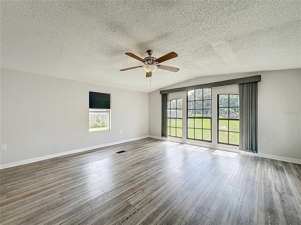 For Sale: $222,000 (3 beds, 2 baths, 1215 Square Feet)