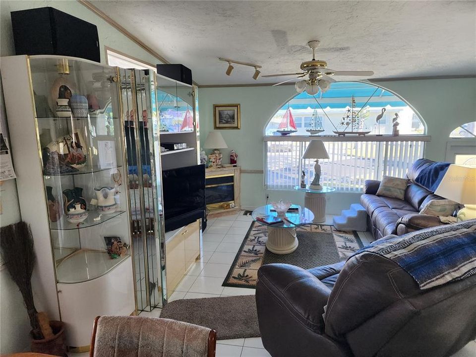Active With Contract: $190,000 (2 beds, 2 baths, 1000 Square Feet)