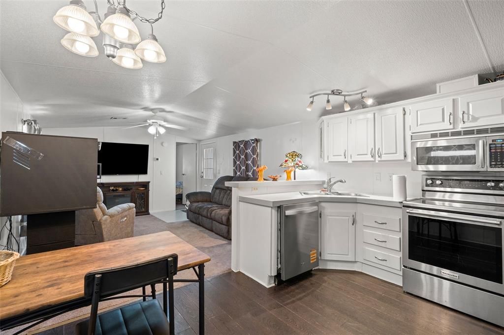 Active With Contract: $259,000 (2 beds, 2 baths, 728 Square Feet)