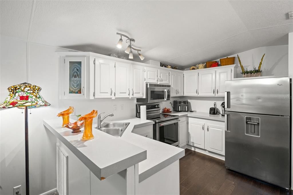 Active With Contract: $259,000 (2 beds, 2 baths, 728 Square Feet)