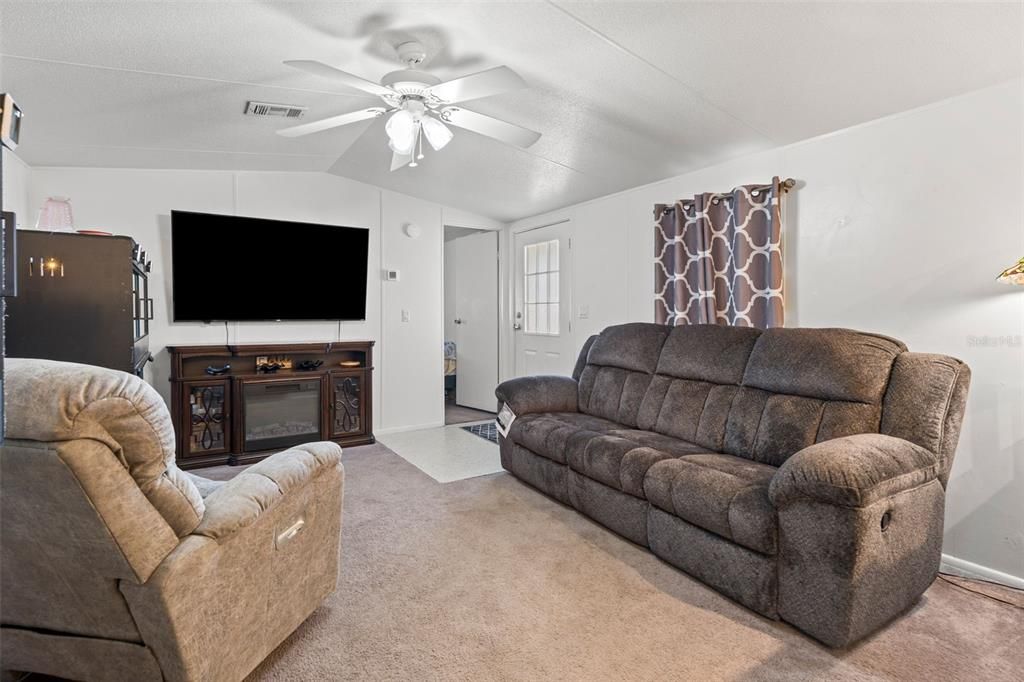 Active With Contract: $259,000 (2 beds, 2 baths, 728 Square Feet)