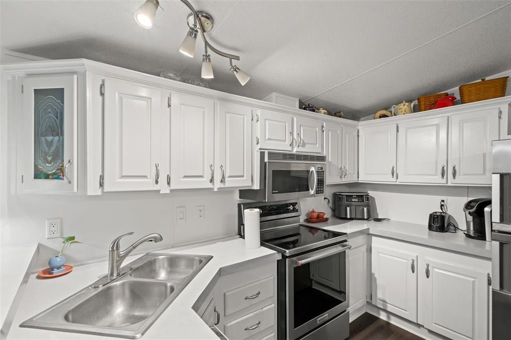Active With Contract: $259,000 (2 beds, 2 baths, 728 Square Feet)