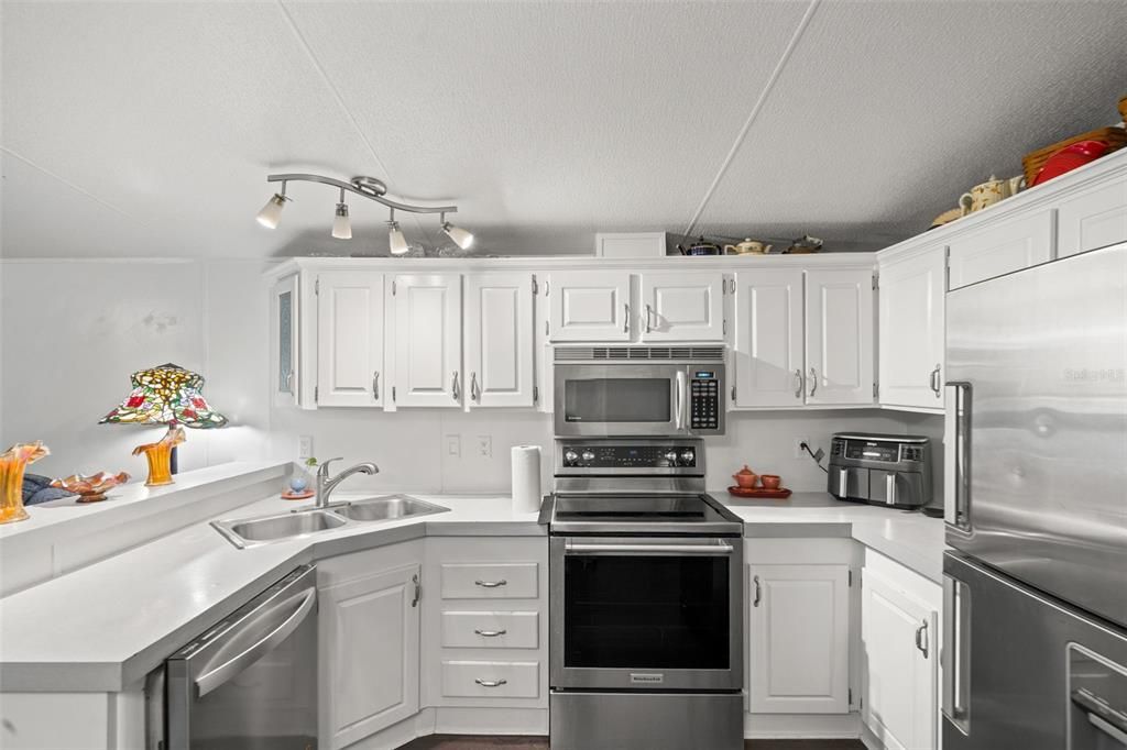 Active With Contract: $259,000 (2 beds, 2 baths, 728 Square Feet)
