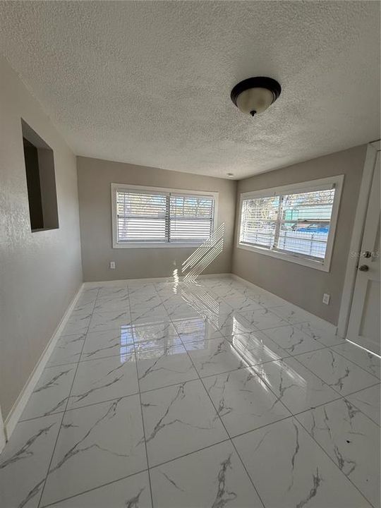 Activo con contrato: $255,000 (2 camas, 1 baños, 918 Pies cuadrados)