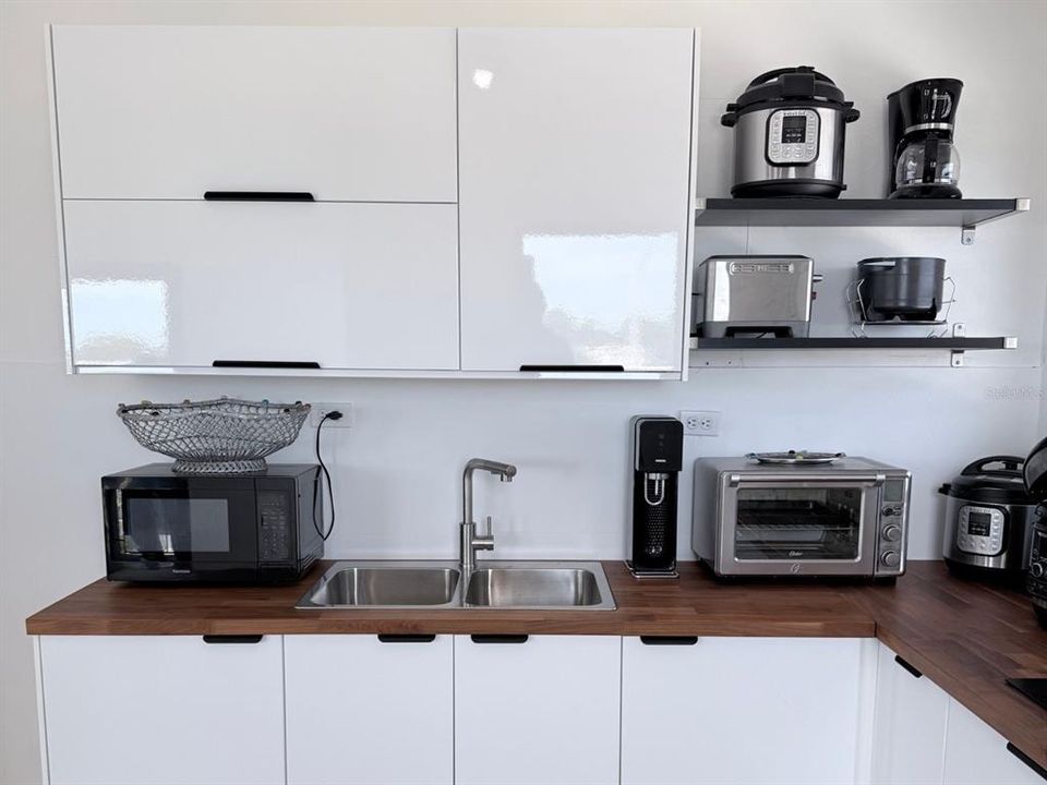 合同活跃: $300,000 (6 贝兹, 0 浴室, 1452 平方英尺)