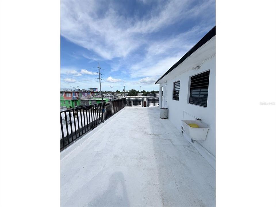 合同活跃: $300,000 (6 贝兹, 0 浴室, 1452 平方英尺)