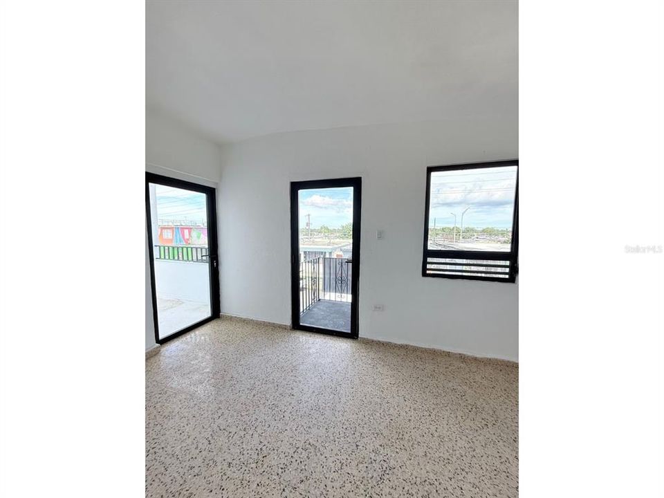 合同活跃: $300,000 (6 贝兹, 0 浴室, 1452 平方英尺)