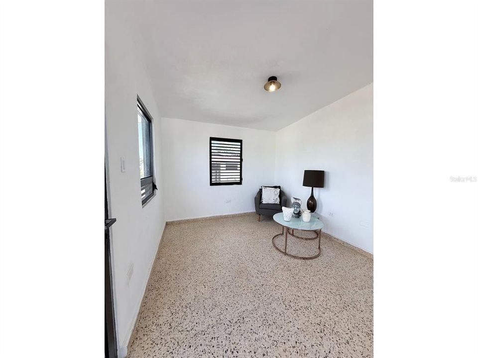 合同活跃: $300,000 (6 贝兹, 0 浴室, 1452 平方英尺)