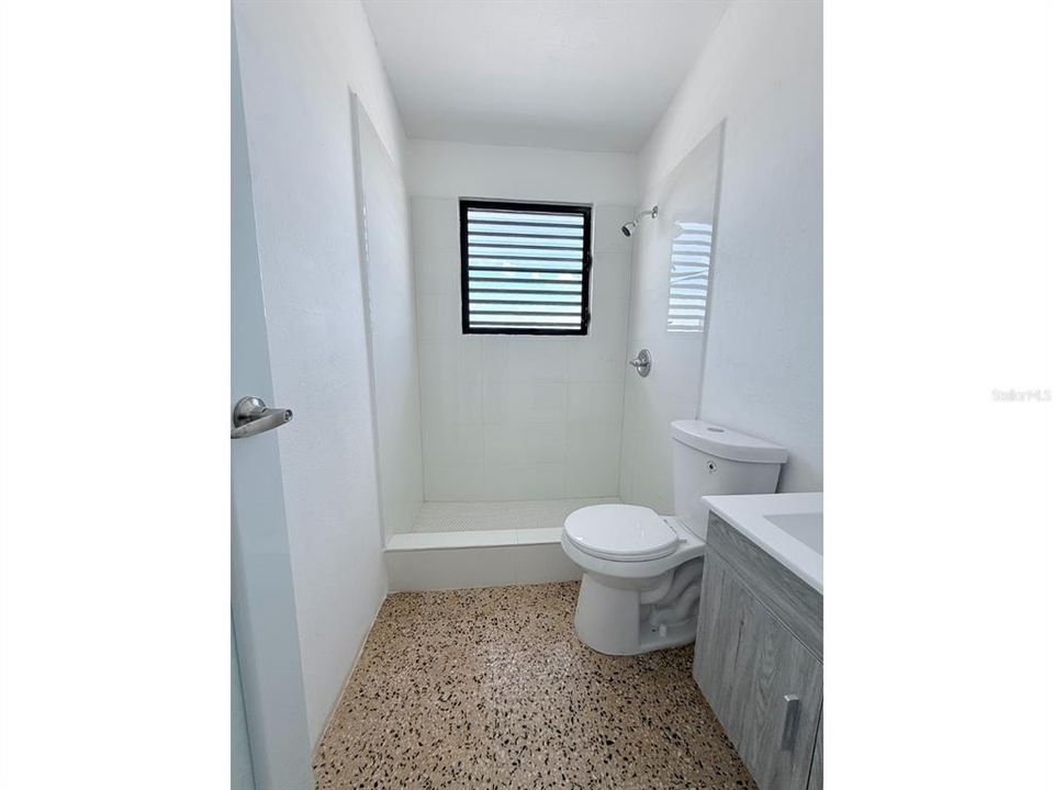 合同活跃: $300,000 (6 贝兹, 0 浴室, 1452 平方英尺)