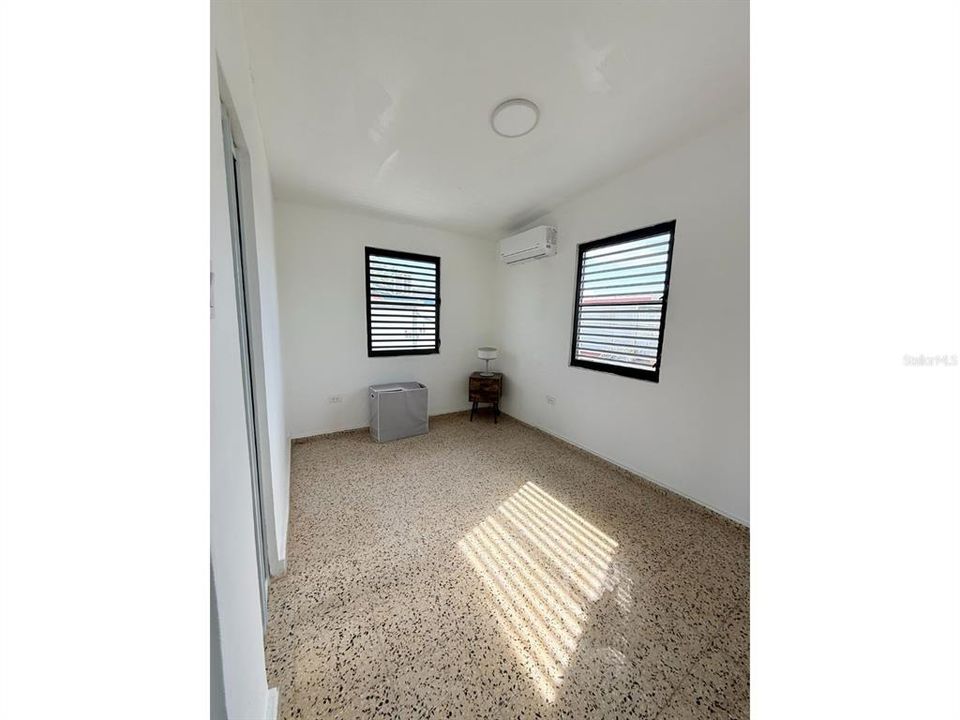 合同活跃: $300,000 (6 贝兹, 0 浴室, 1452 平方英尺)