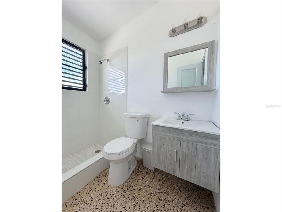 合同活跃: $300,000 (6 贝兹, 0 浴室, 1452 平方英尺)