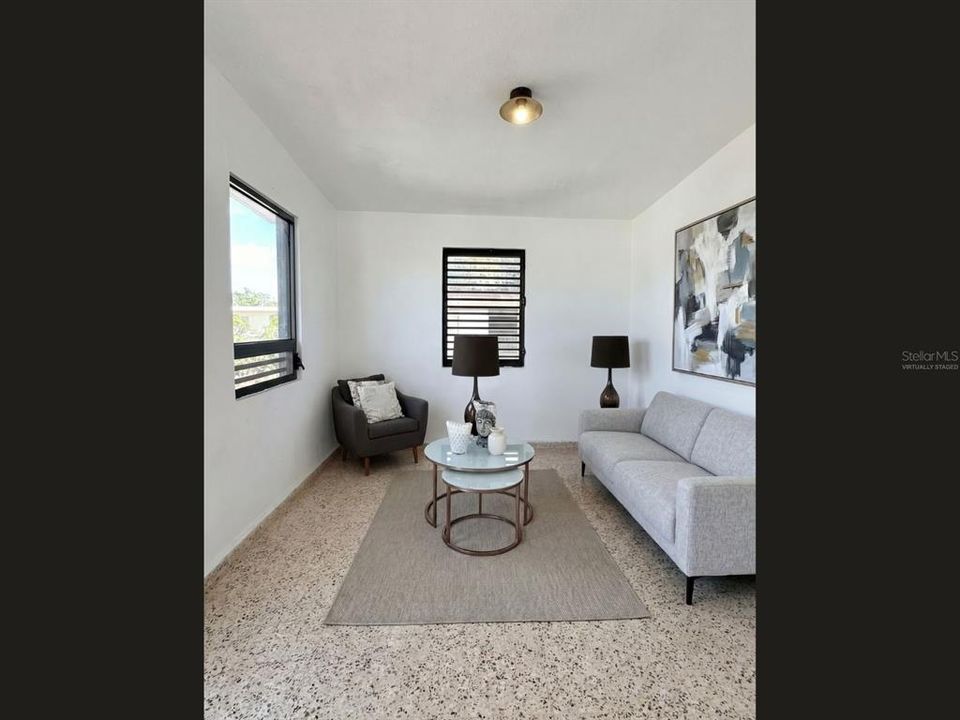 合同活跃: $300,000 (6 贝兹, 0 浴室, 1452 平方英尺)