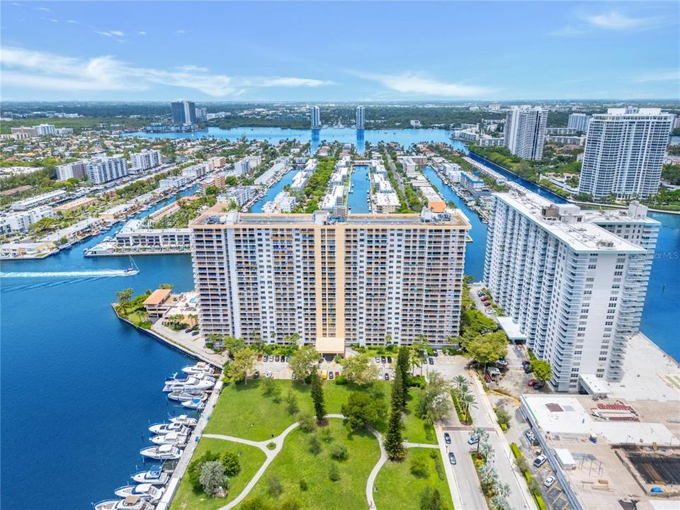 На продажу: $400,000 (2 спален, 2 ванн, 1008 Квадратных фут)