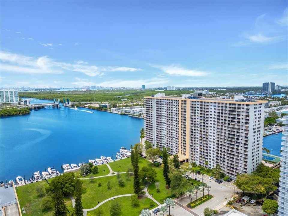 На продажу: $400,000 (2 спален, 2 ванн, 1008 Квадратных фут)