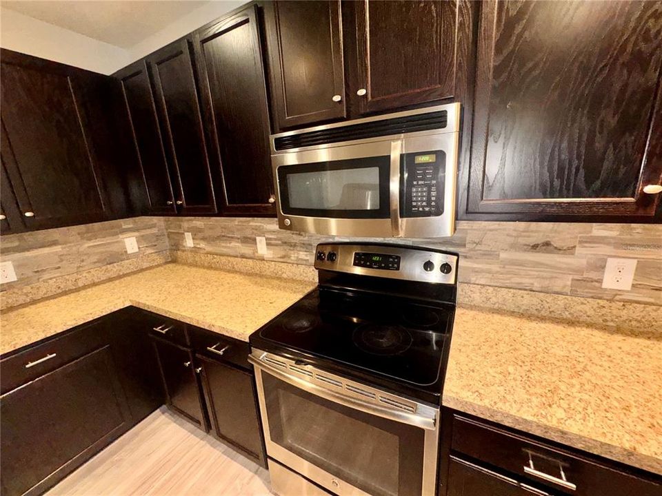 Active With Contract: $1,900 (3 beds, 3 baths, 1831 Square Feet)