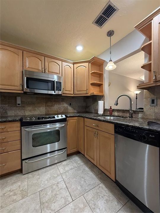 Под контрактом: $155,000 (2 спален, 2 ванн, 803 Квадратных фут)