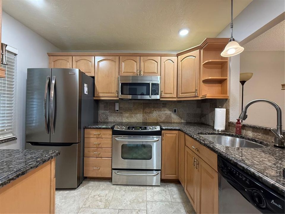 Под контрактом: $155,000 (2 спален, 2 ванн, 803 Квадратных фут)