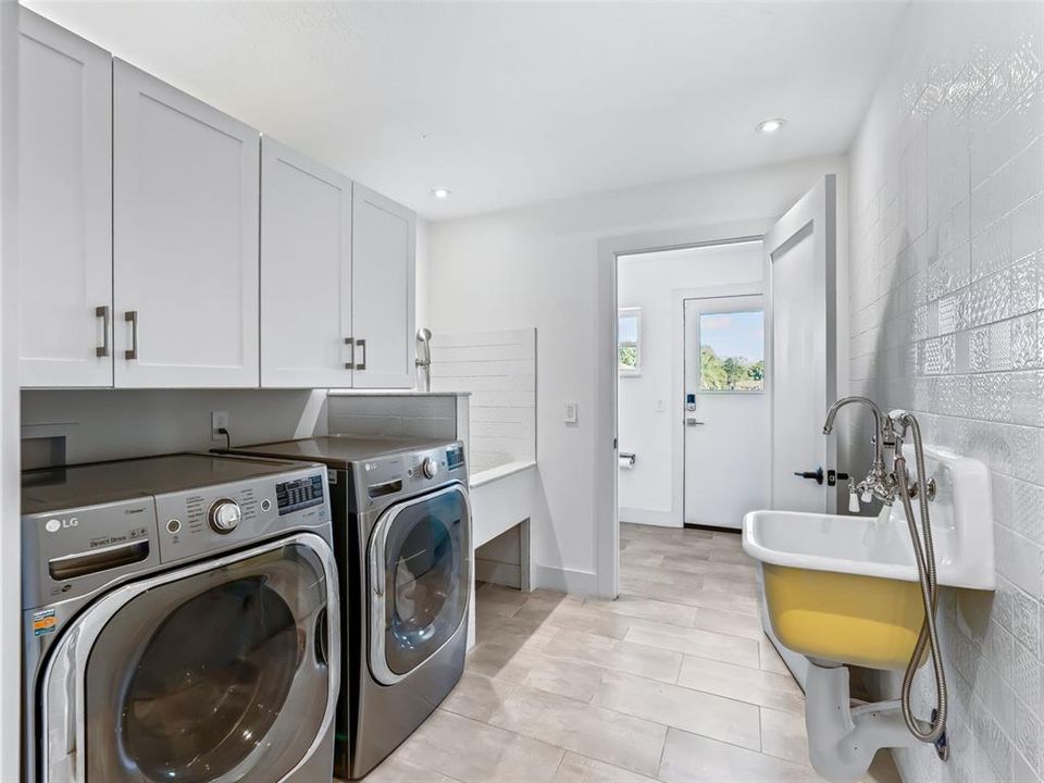 For Sale: $1,200,000 (4 beds, 3 baths, 4341 Square Feet)