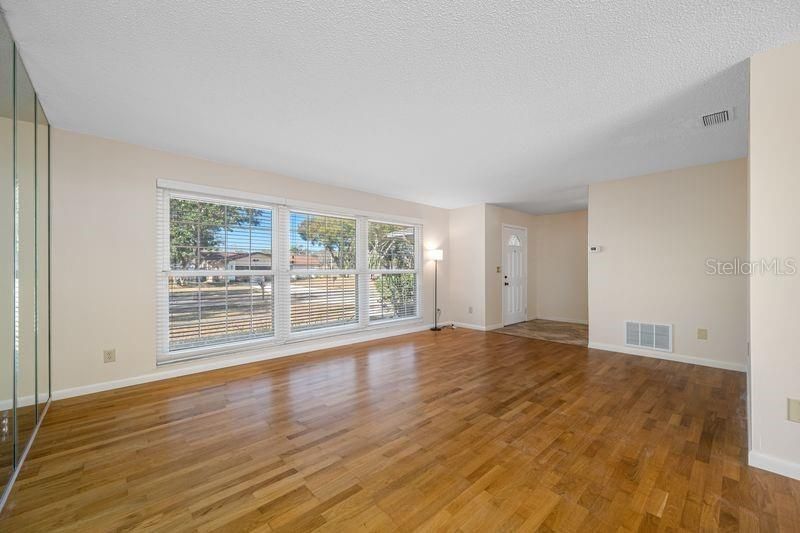 For Sale: $575,000 (4 beds, 2 baths, 1878 Square Feet)