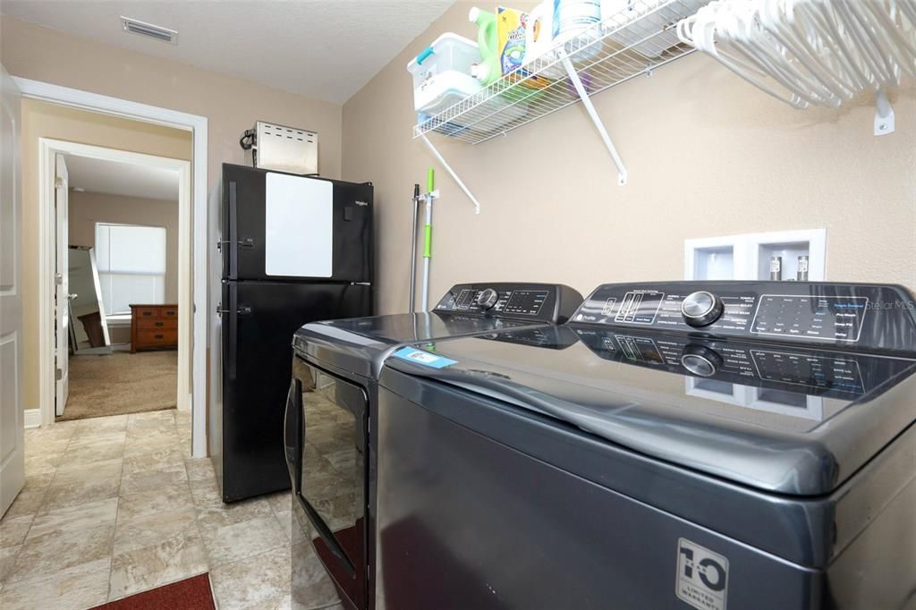 Под контрактом: $339,999 (4 спален, 2 ванн, 2140 Квадратных фут)