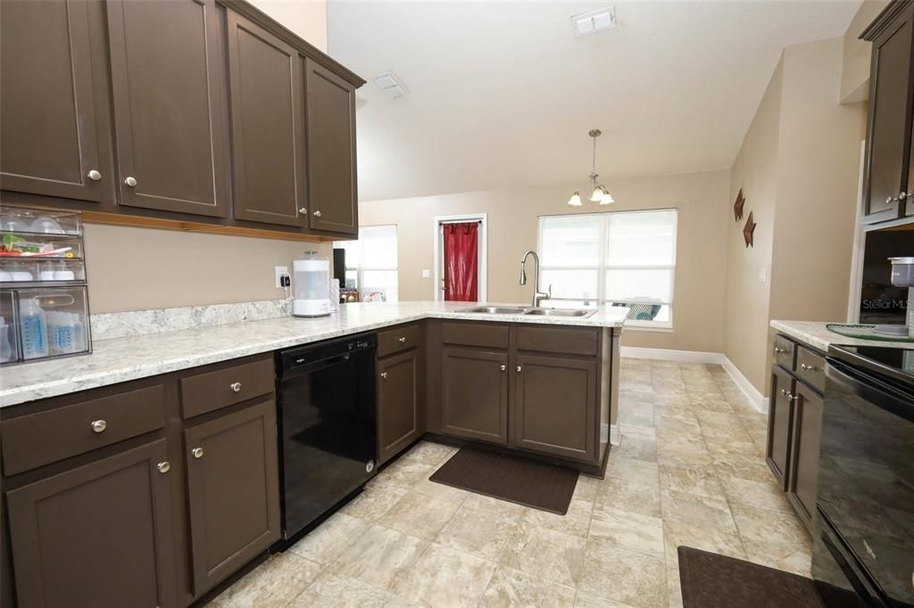 Под контрактом: $339,999 (4 спален, 2 ванн, 2140 Квадратных фут)