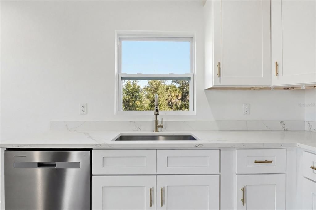 Activo con contrato: $235,000 (3 camas, 2 baños, 1046 Pies cuadrados)