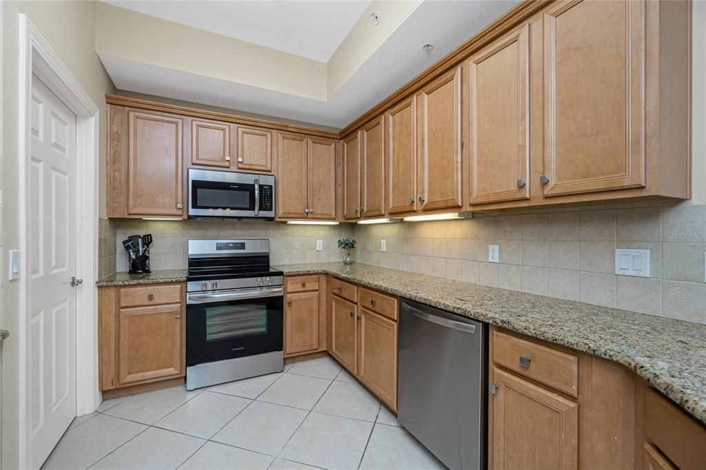 Active With Contract: $259,900 (3 beds, 2 baths, 1729 Square Feet)