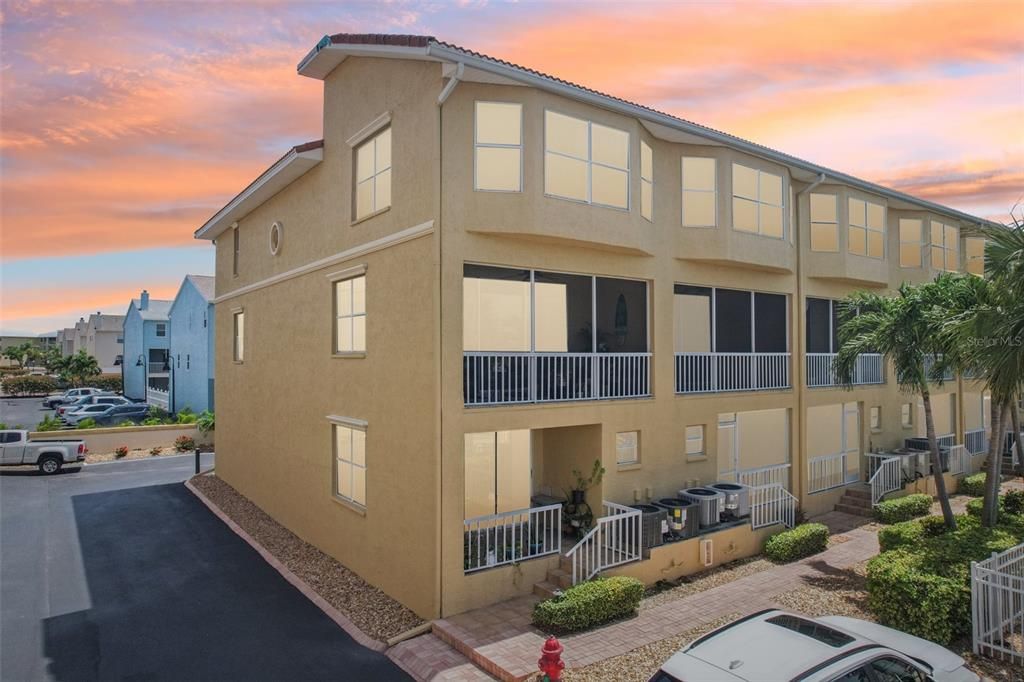 En Venta: $569,999 (3 camas, 3 baños, 2236 Pies cuadrados)