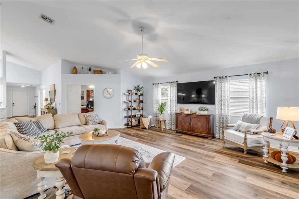 Activo con contrato: $459,900 (3 camas, 2 baños, 1869 Pies cuadrados)