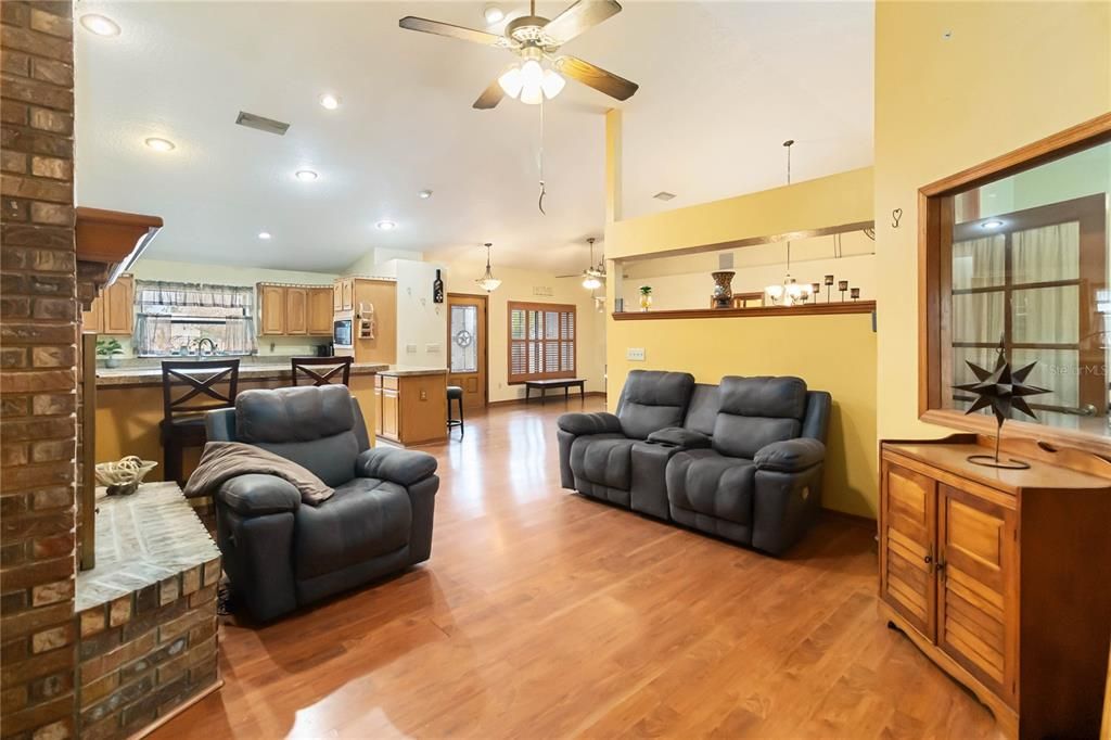 En Venta: $795,000 (4 camas, 3 baños, 2717 Pies cuadrados)