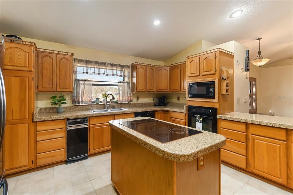 En Venta: $795,000 (4 camas, 3 baños, 2717 Pies cuadrados)