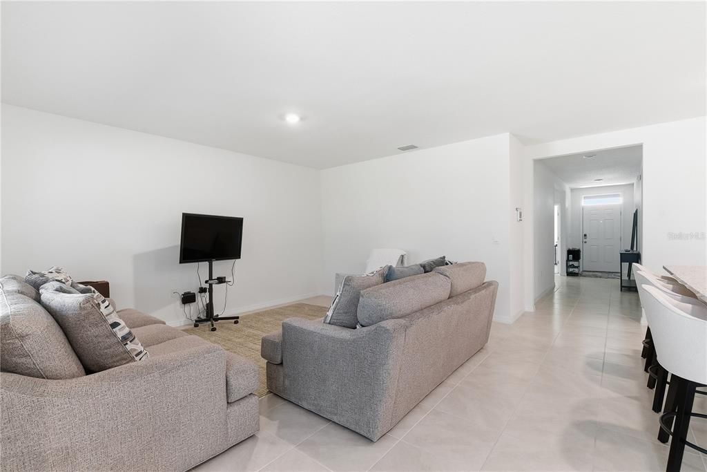 Activo con contrato: $1,900 (3 camas, 2 baños, 1672 Pies cuadrados)
